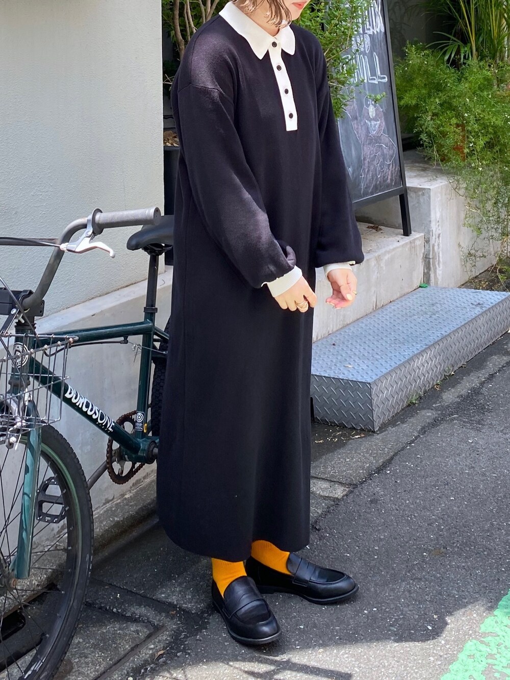 ブラック系のワンピースを着用したレディースの夏コーディネートの5枚目の写真