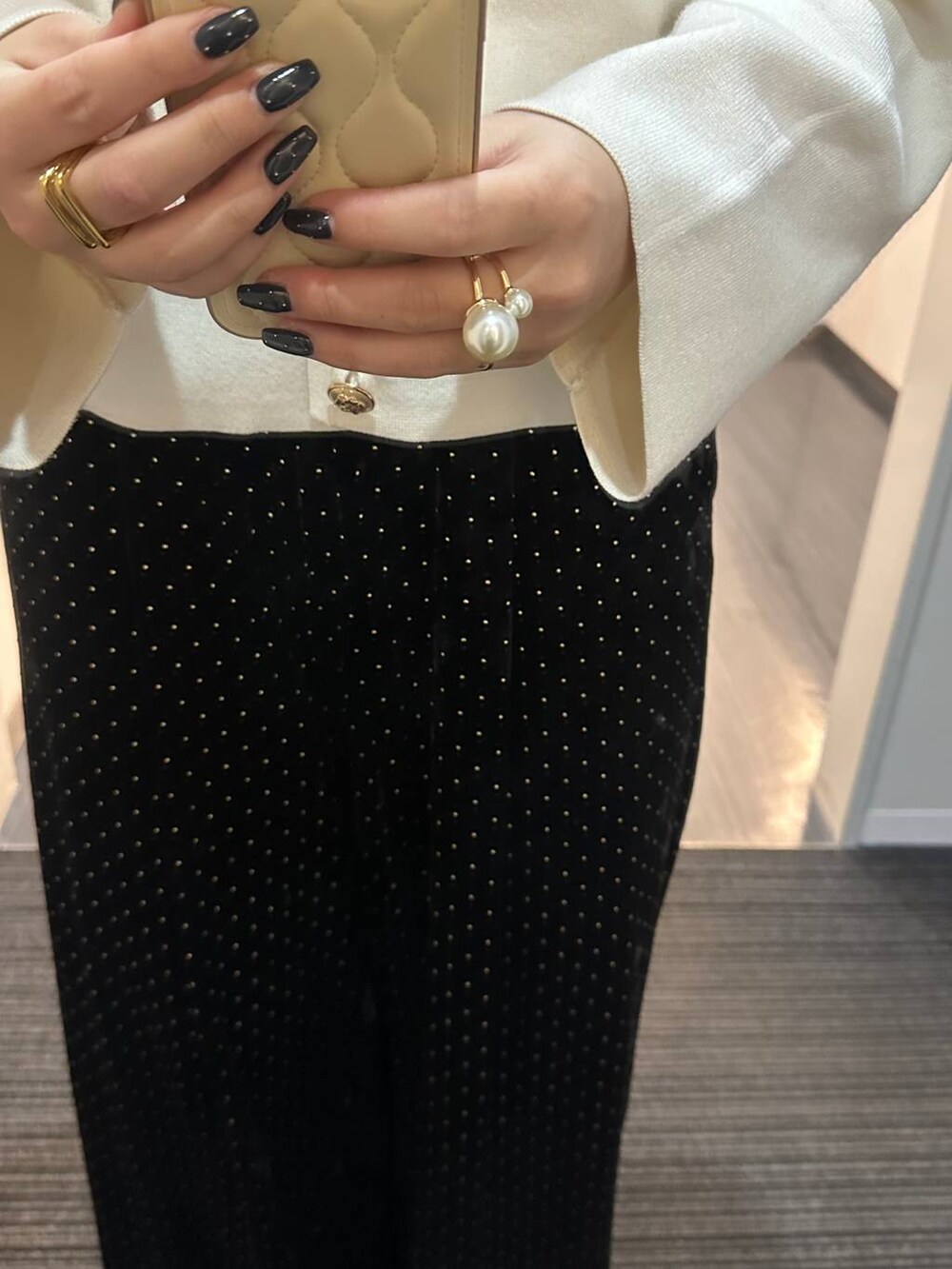 ブラック系のその他パンツを着用したレディースの冬コーディネートの2枚目の写真