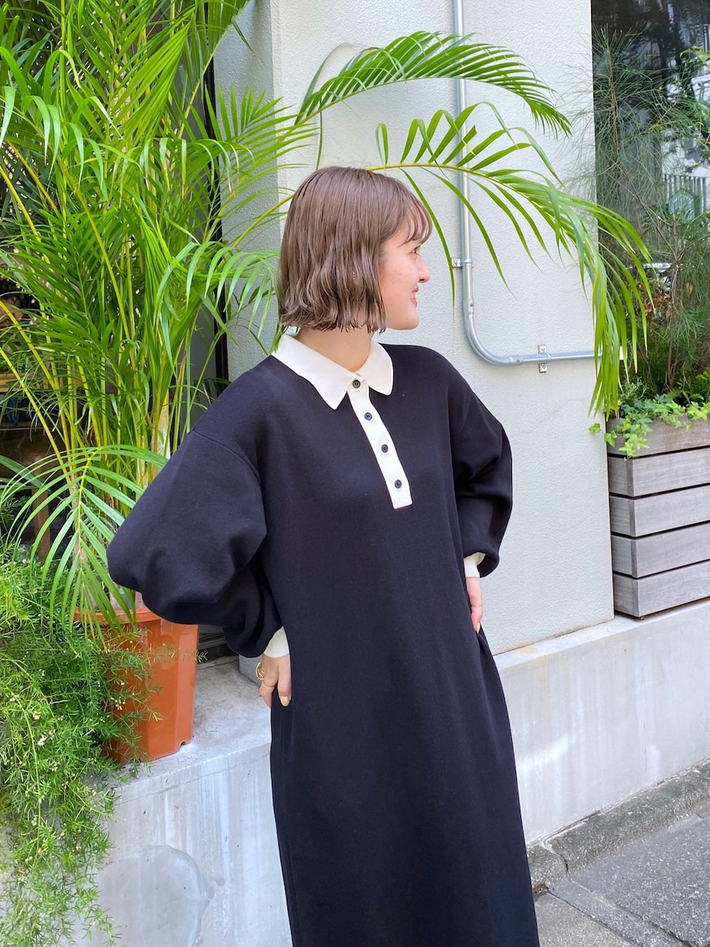 ブラック系のワンピースを着用したレディースの夏コーディネートの3枚目の写真