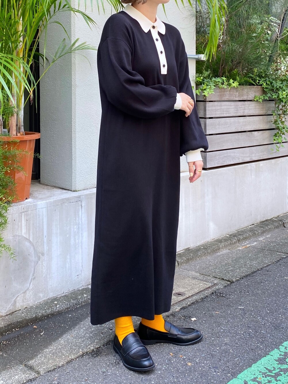 ブラック系のワンピースを着用したレディースの夏コーディネートの2枚目の写真