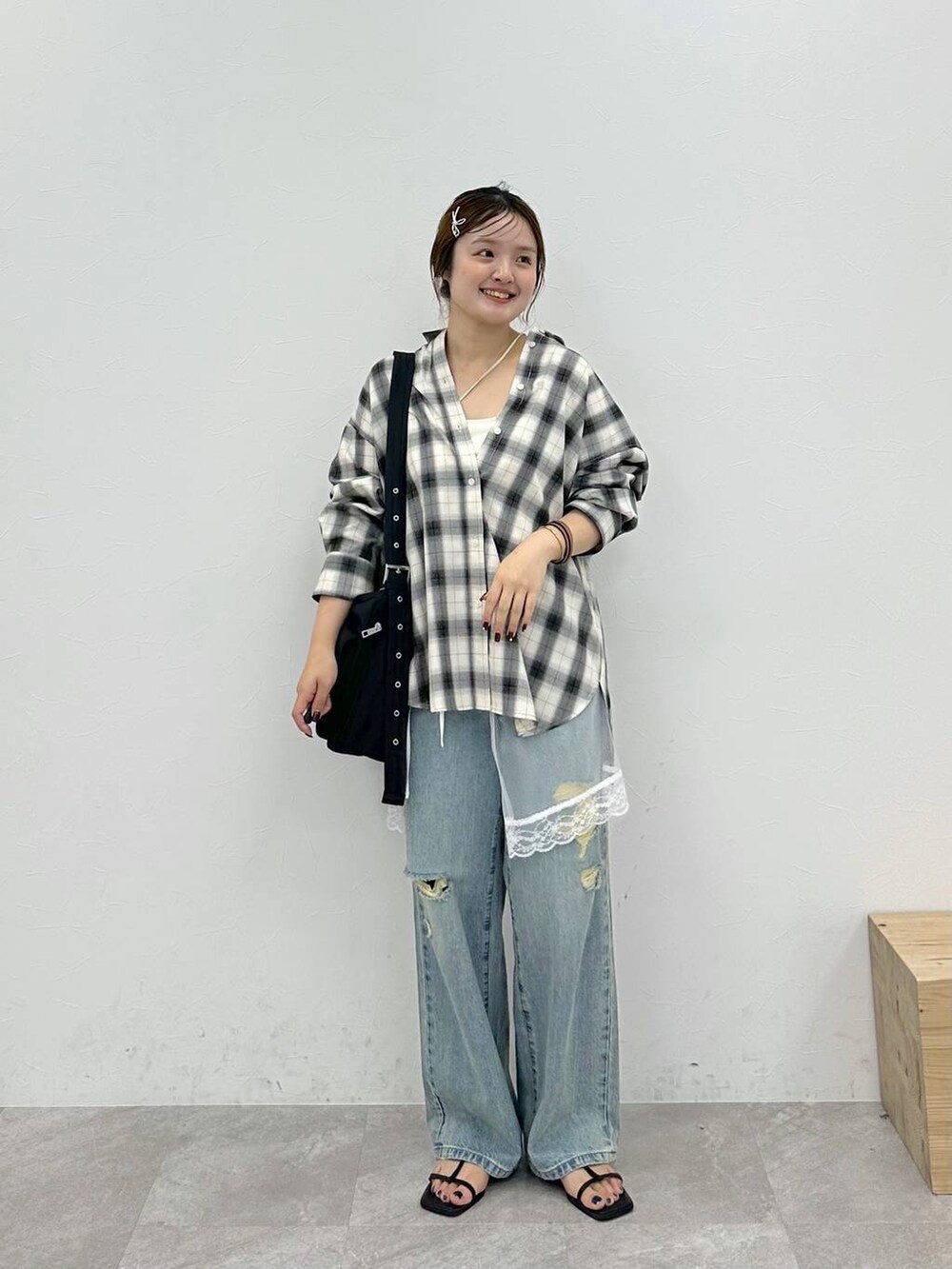 「ワントーン、女子ウケ、着痩せ・細見え、ローリーズスタイル_LOWRYS FARM、大人女子カジュアル_LOWRYS FARM、LOWRYS FARM」|「LOWRYS FARMのオンブレチェックシャツLS 116609(シャツ/ブラウス、ホワイト系)」を使った、tomoneさん(レディース・158cm)の夏コーディネートの2枚目の写真