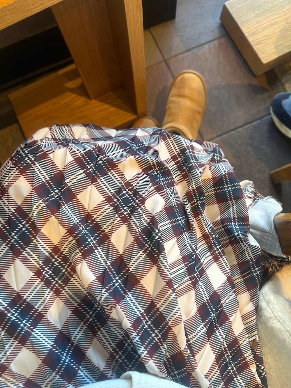 その他のスカート、ベージュ系のストール/ショールを着用したレディースの冬コーディネートの2枚目の写真