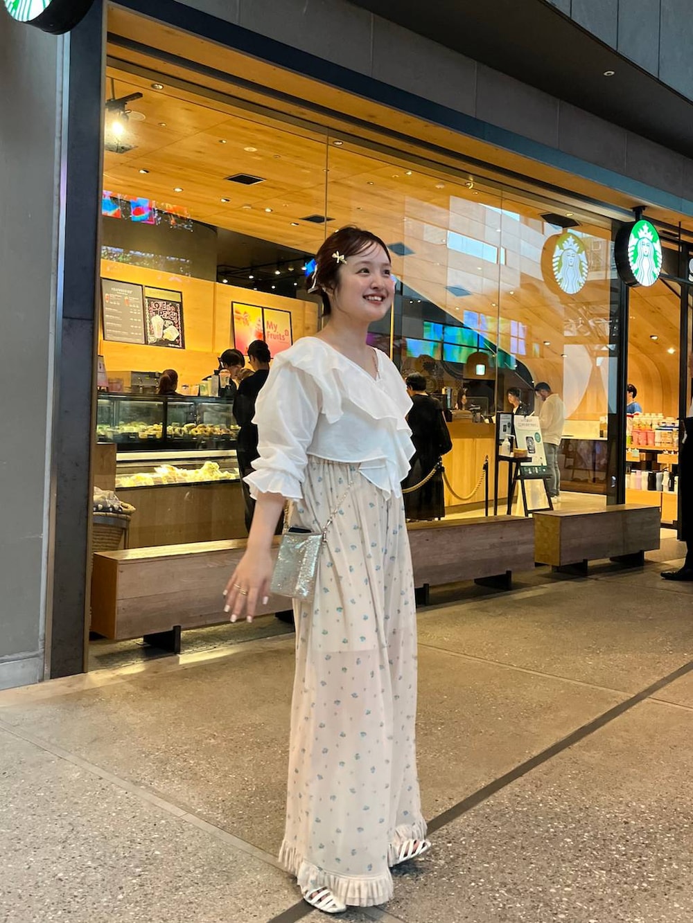 ホワイト系のシャツ/ブラウス、ベージュ系のその他パンツを着用したレディースの夏コーディネートの2枚目の写真