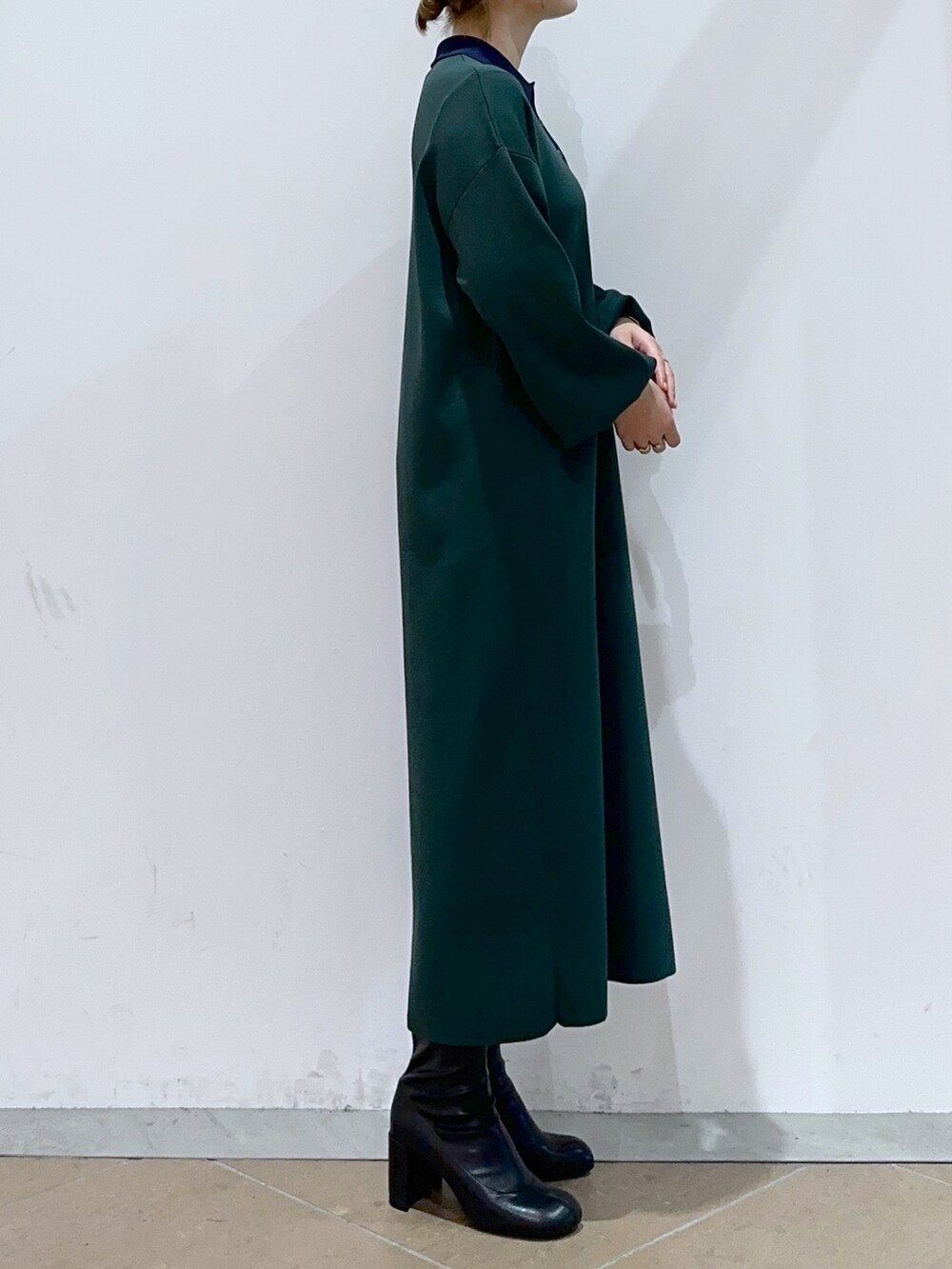 グリーン系のワンピースを着用したレディースの秋コーディネートの2枚目の写真