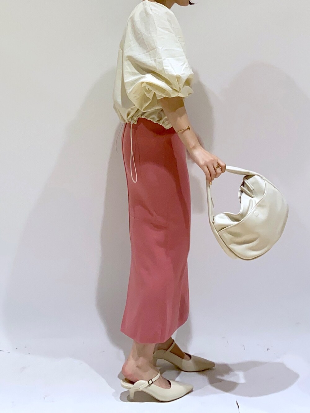 ホワイト系のシャツ/ブラウス、ピンク系のスカート、ホワイト系のバッグを着用したレディースの夏コーディネートの2枚目の写真