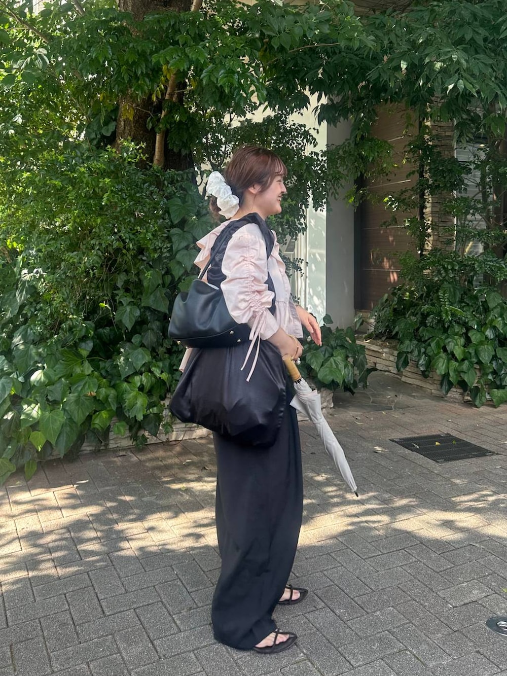 ブラウン系のサンダルを着用したレディースの夏コーディネートの2枚目の写真