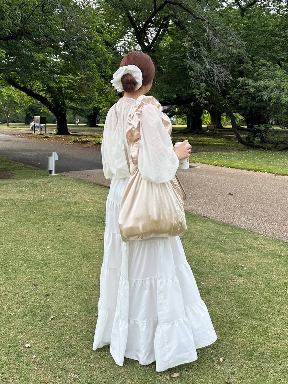 「ワントーン、女子ウケ、着痩せ・細見え、ローリーズスタイル_LOWRYS FARM、大人女子カジュアル_LOWRYS FARM、LOWRYS FARM」｜「A part byのクロスフラットサンダル（サンダル、ブラウン系）」を使った、tomoneさん（レディース・158cm）の春コーディネートの2枚目の写真