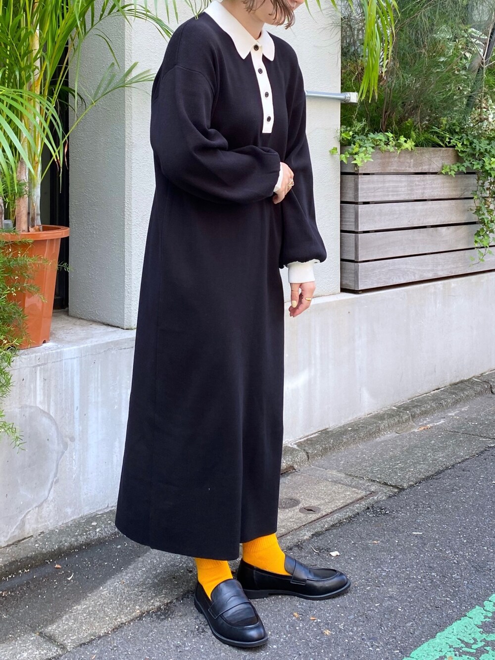 ブラック系のワンピースを着用したレディースの夏コーディネートの4枚目の写真