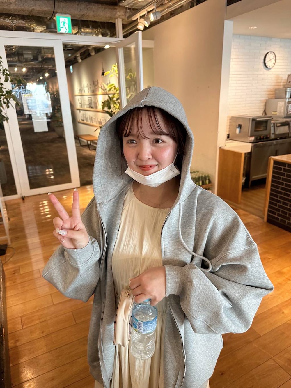 グレー系のパーカーを着用したレディースの春コーディネートの4枚目の写真