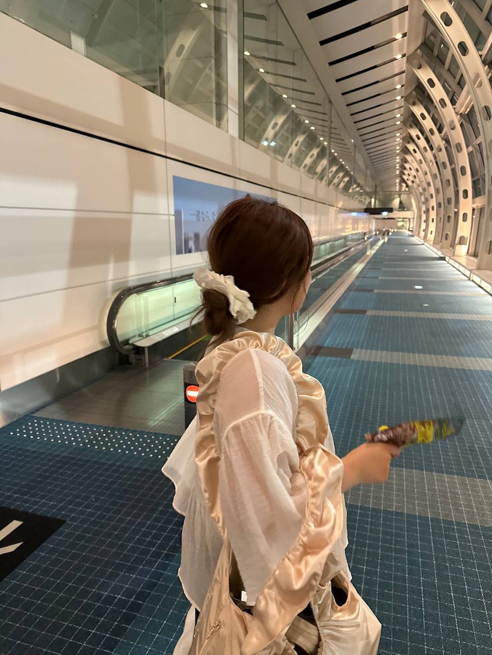 ホワイト系のショルダーバッグ、ホワイト系のシャツ/ブラウス、ブラウン系のスカートを着用したレディースの春コーディネートの4枚目の写真