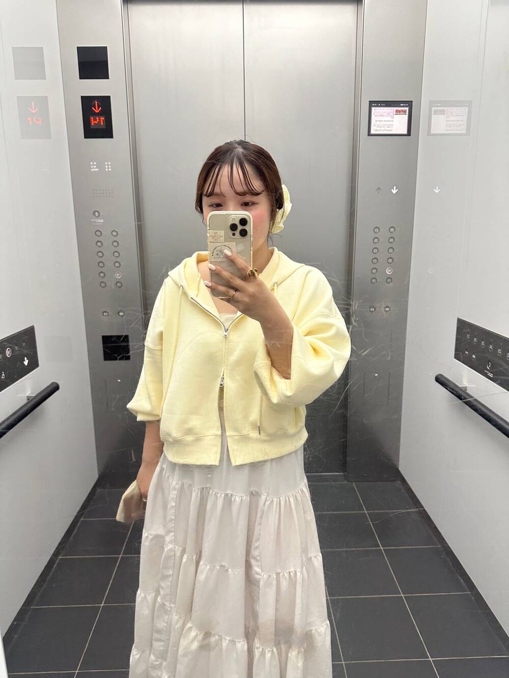 イエロー系のパーカーを着用したレディースの秋コーディネートの3枚目の写真