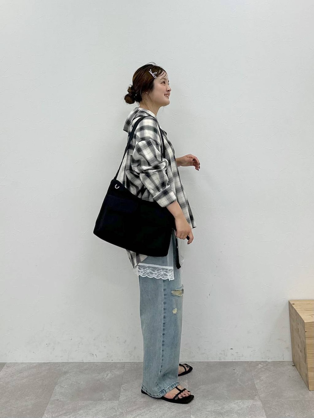 「ワントーン、女子ウケ、着痩せ・細見え、ローリーズスタイル_LOWRYS FARM、大人女子カジュアル_LOWRYS FARM、LOWRYS FARM」|「LOWRYS FARMのオンブレチェックシャツLS 116609(シャツ/ブラウス、ホワイト系)」を使った、tomoneさん(レディース・158cm)の夏コーディネートの4枚目の写真