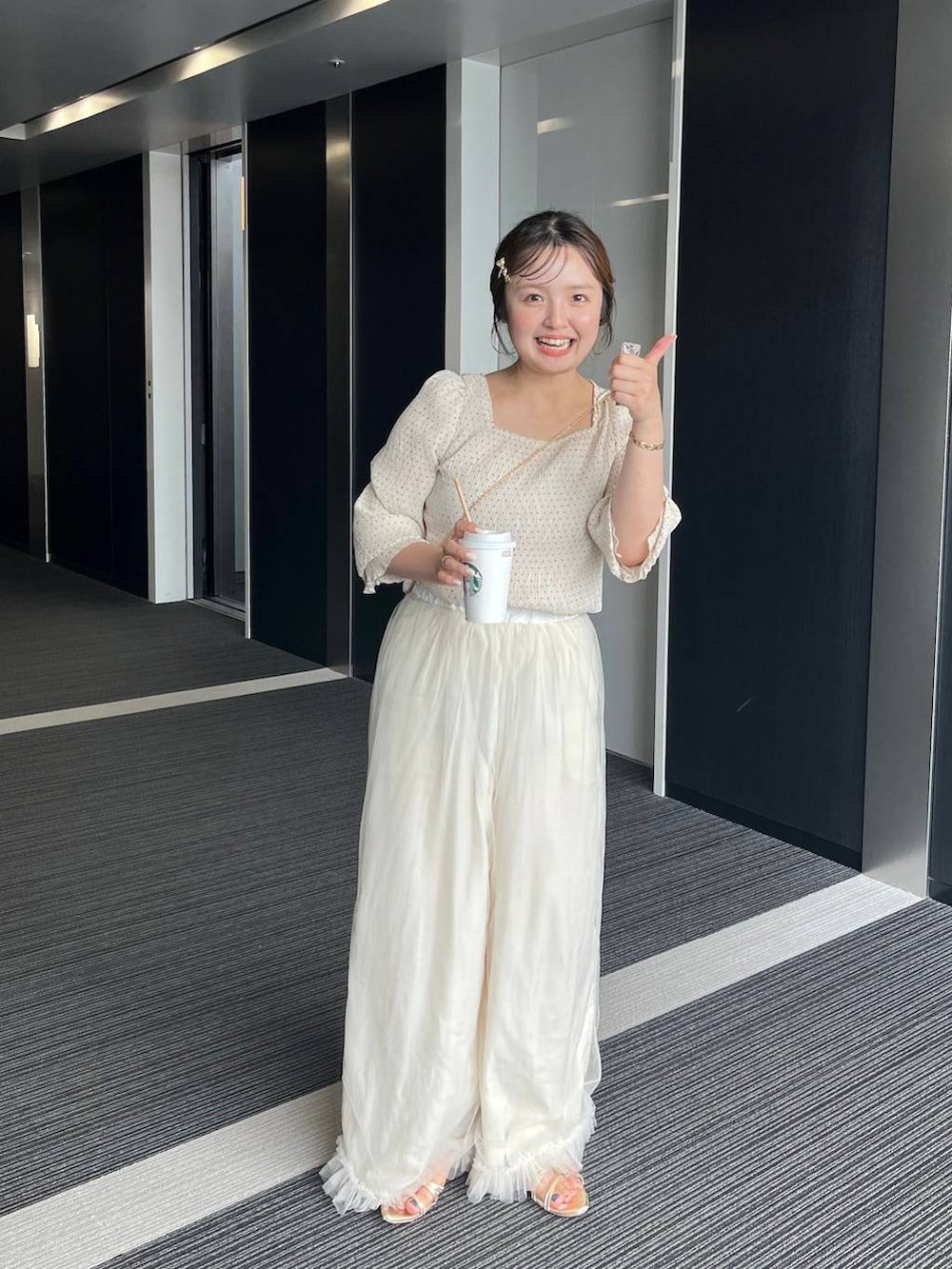 ホワイト系のその他パンツを着用したレディースの夏コーディネートの2枚目の写真