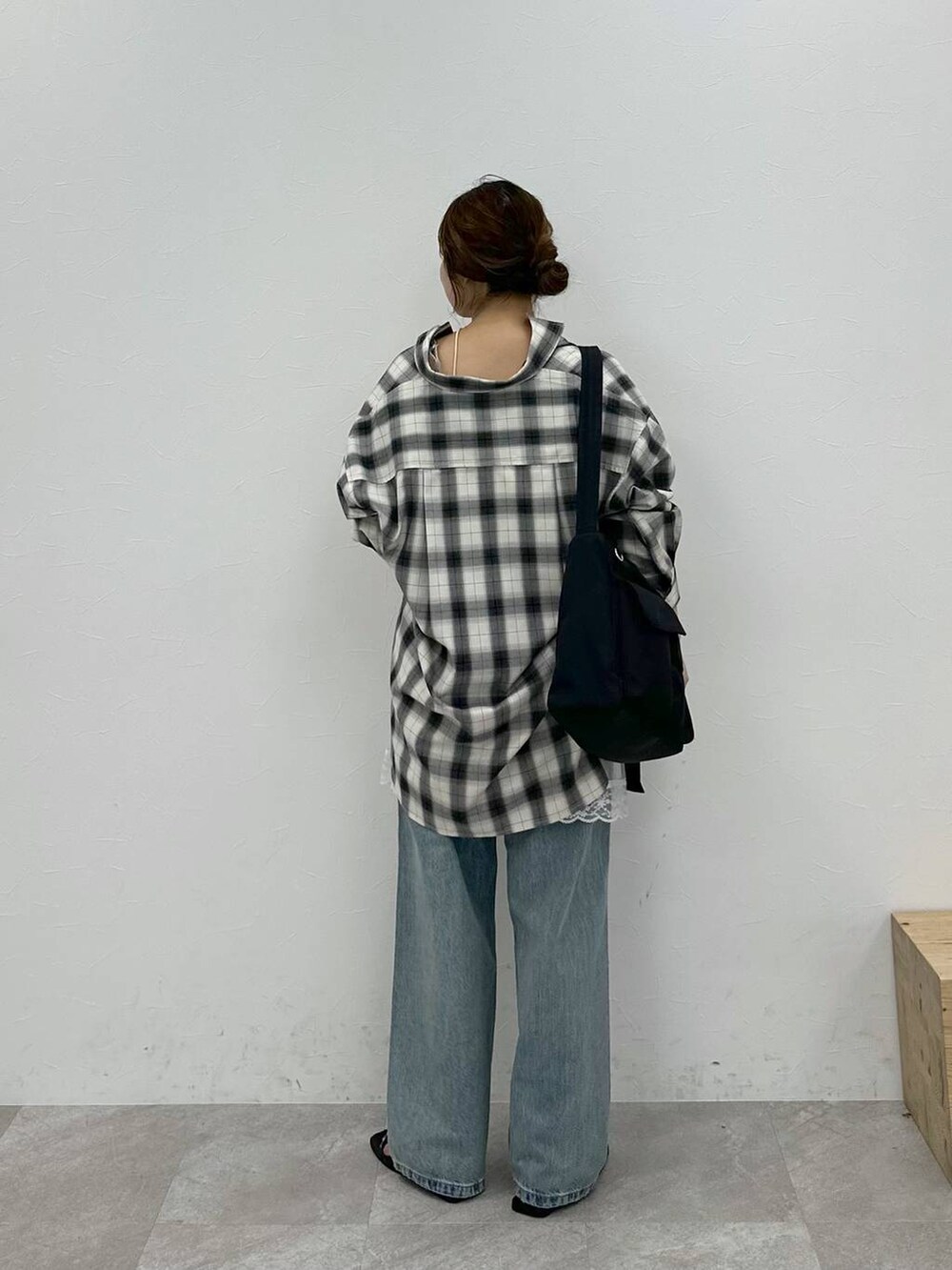 「ワントーン、女子ウケ、着痩せ・細見え、ローリーズスタイル_LOWRYS FARM、大人女子カジュアル_LOWRYS FARM、LOWRYS FARM」|「LOWRYS FARMのオンブレチェックシャツLS 116609(シャツ/ブラウス、ホワイト系)」を使った、tomoneさん(レディース・158cm)の夏コーディネートの5枚目の写真