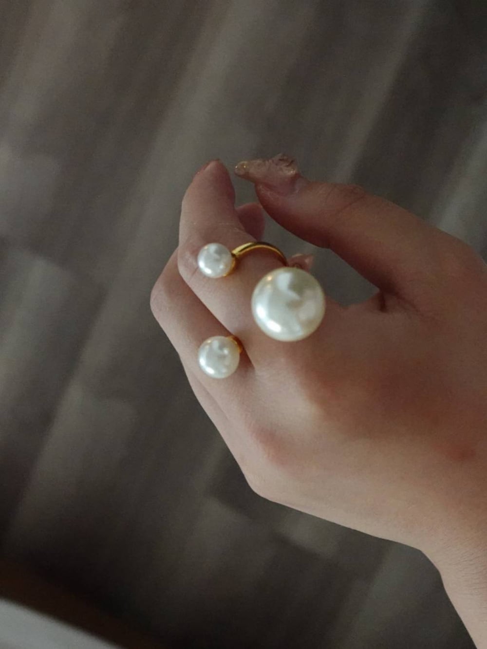 グレー系のスウェットパンツを着用したレディースの春コーディネートの5枚目の写真