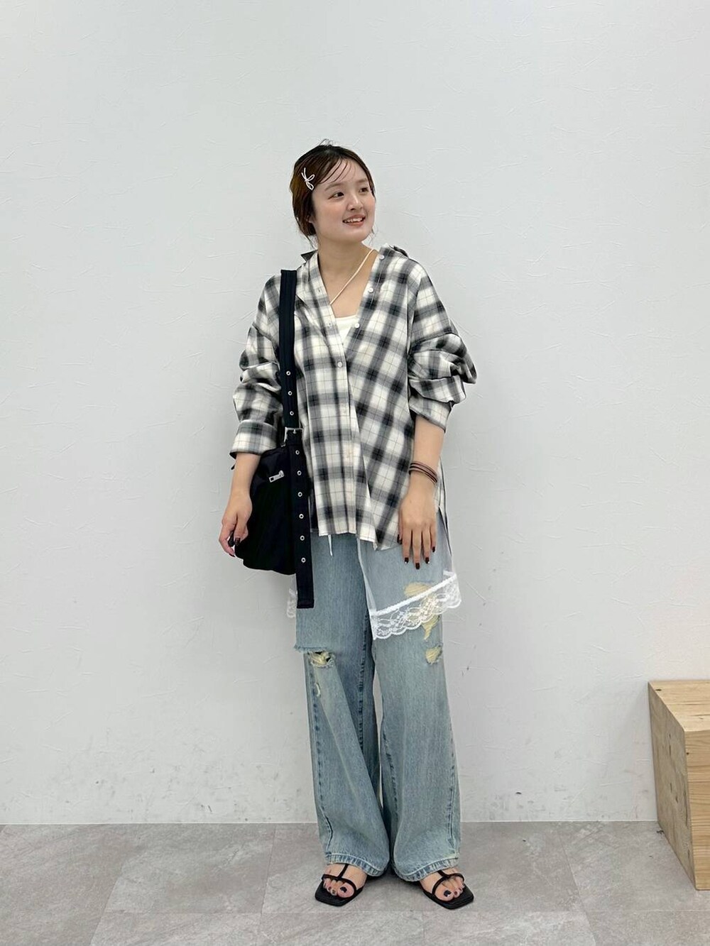 「ワントーン、女子ウケ、着痩せ・細見え、ローリーズスタイル_LOWRYS FARM、大人女子カジュアル_LOWRYS FARM、LOWRYS FARM」|「LOWRYS FARMのオンブレチェックシャツLS 116609(シャツ/ブラウス、ホワイト系)」を使った、tomoneさん(レディース・158cm)の夏コーディネートの3枚目の写真