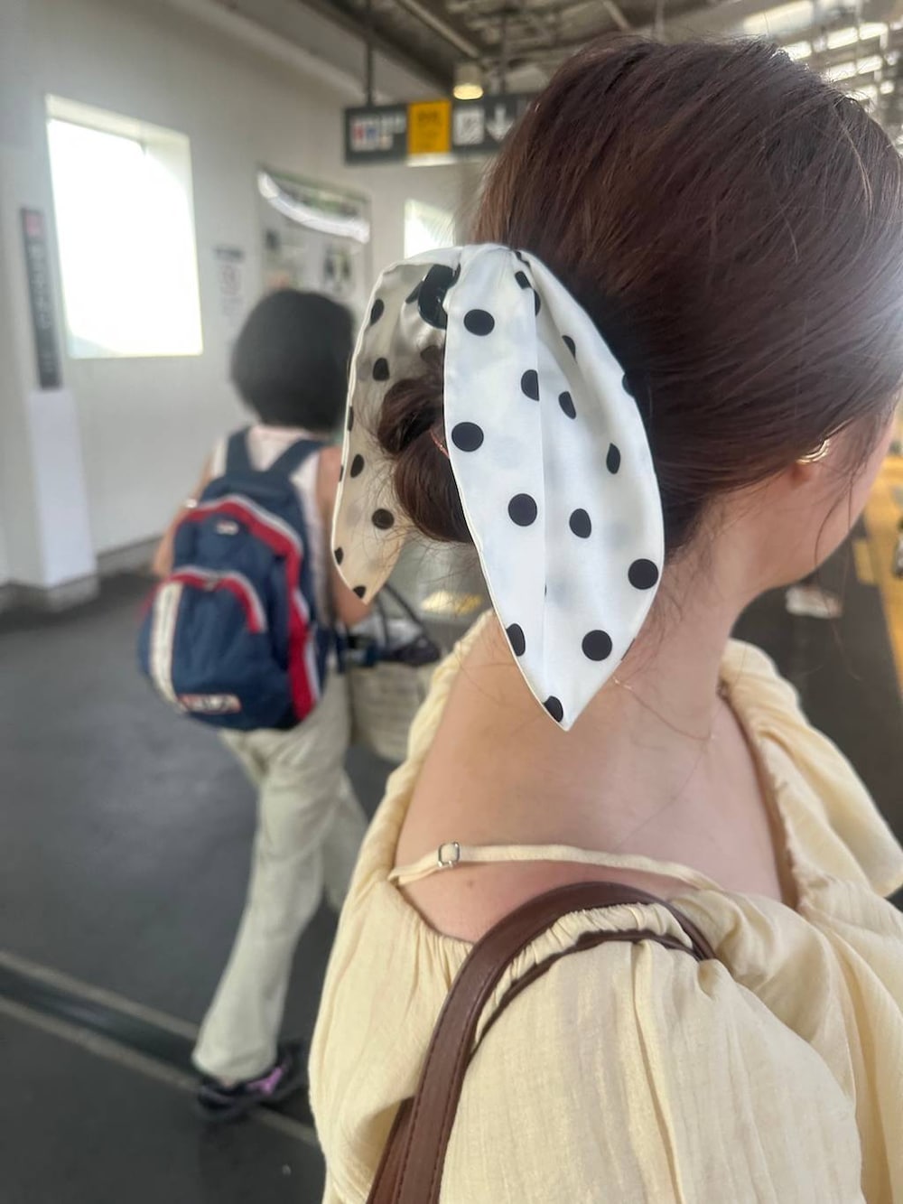 ホワイト系のスカート、ホワイト系のバレッタ/ヘアクリップを着用したレディースの夏コーディネートの4枚目の写真