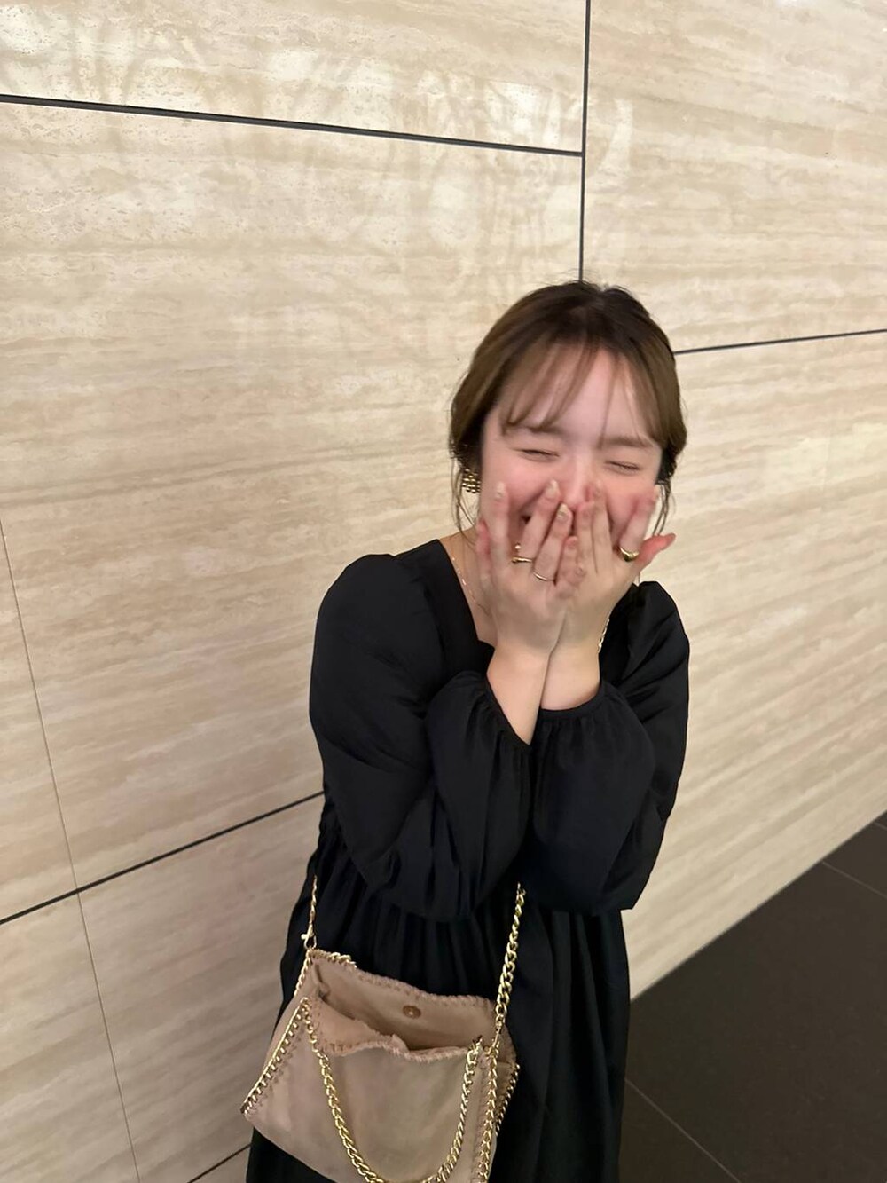 ブラック系のブーツ、ブラック系のワンピースを着用したレディースの秋コーディネートの3枚目の写真