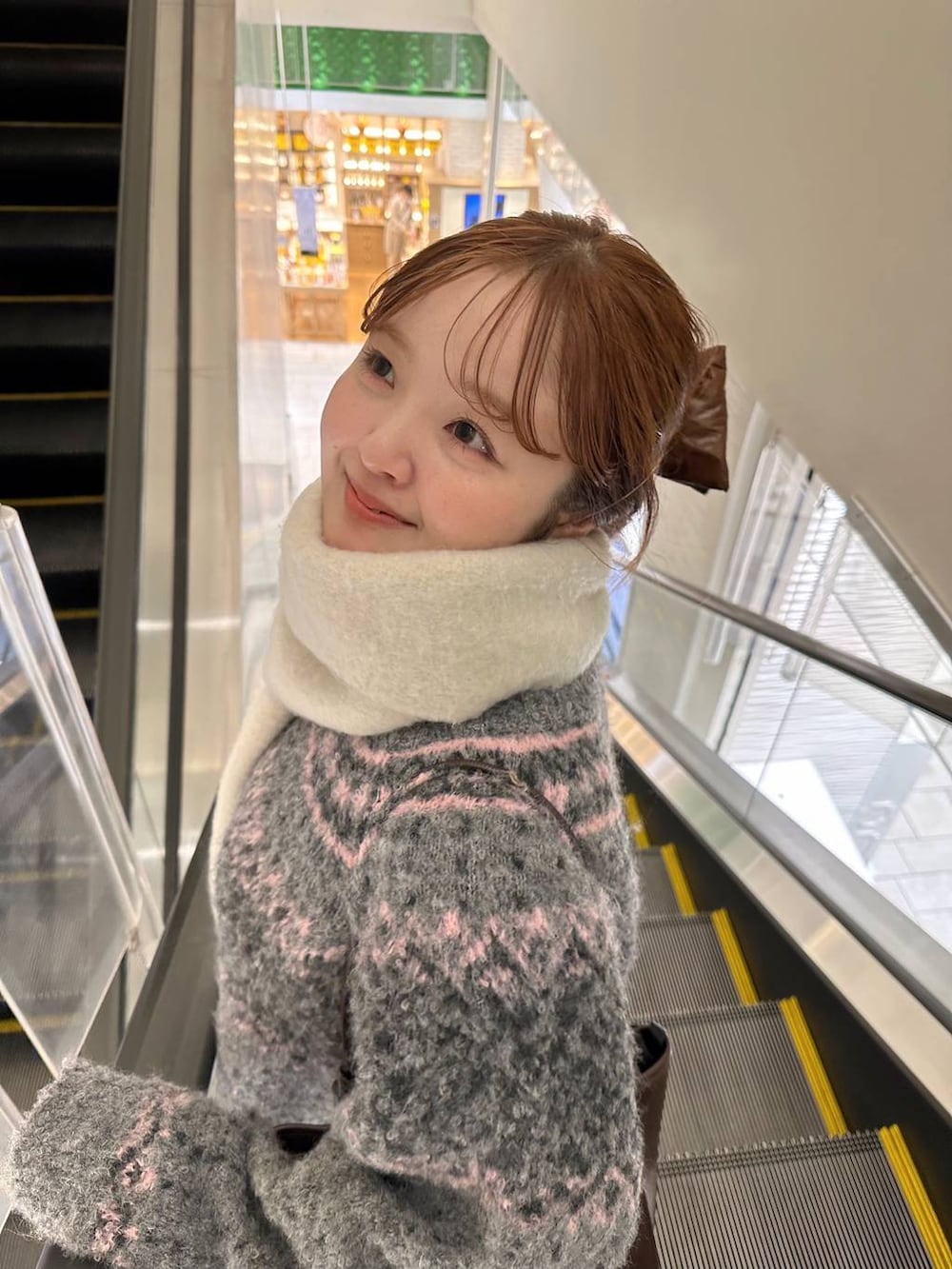 グレー系のニット/セーターを着用したレディースの秋コーディネートの2枚目の写真