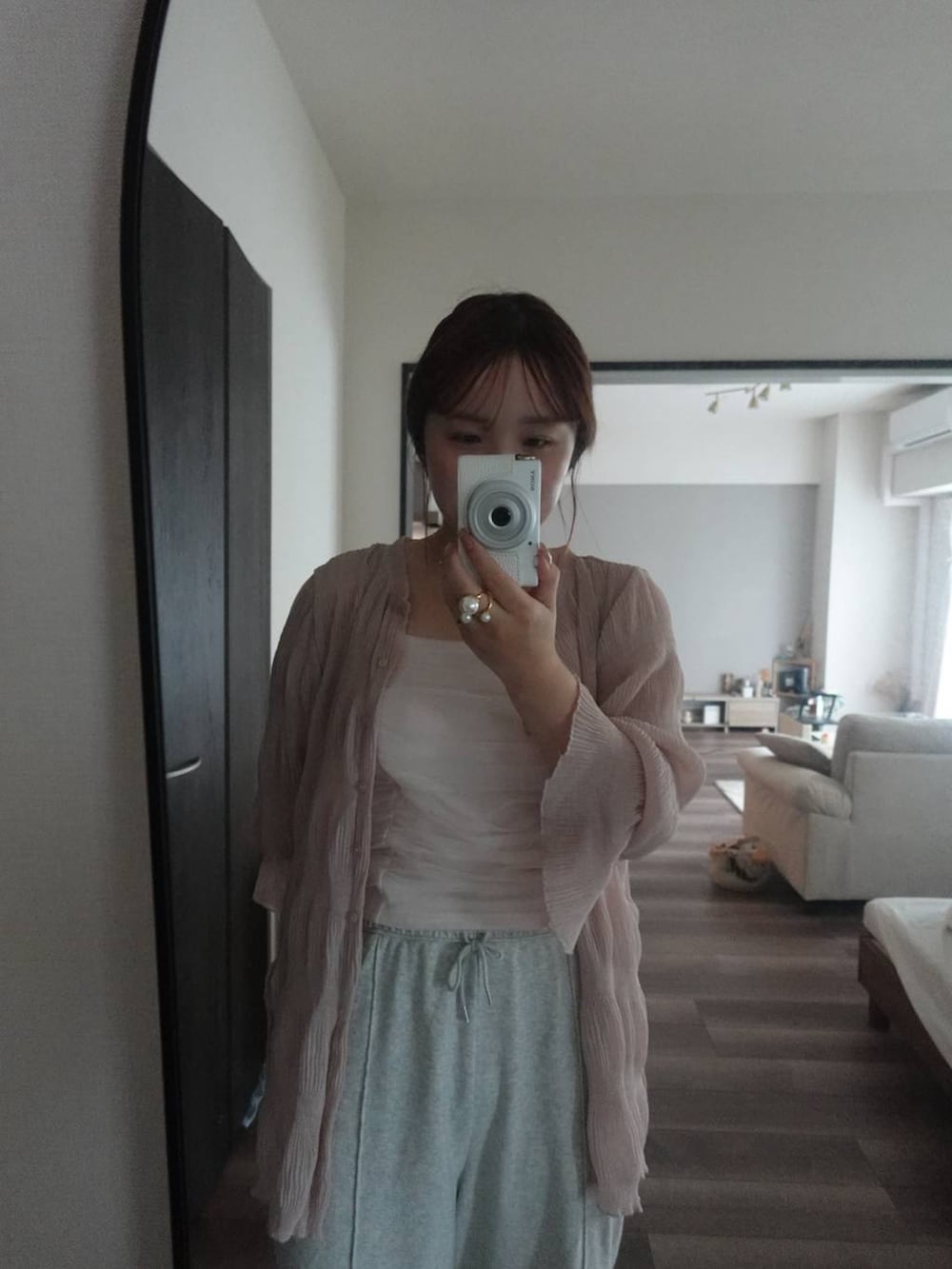 グレー系のスウェットパンツを着用したレディースの春コーディネートの6枚目の写真