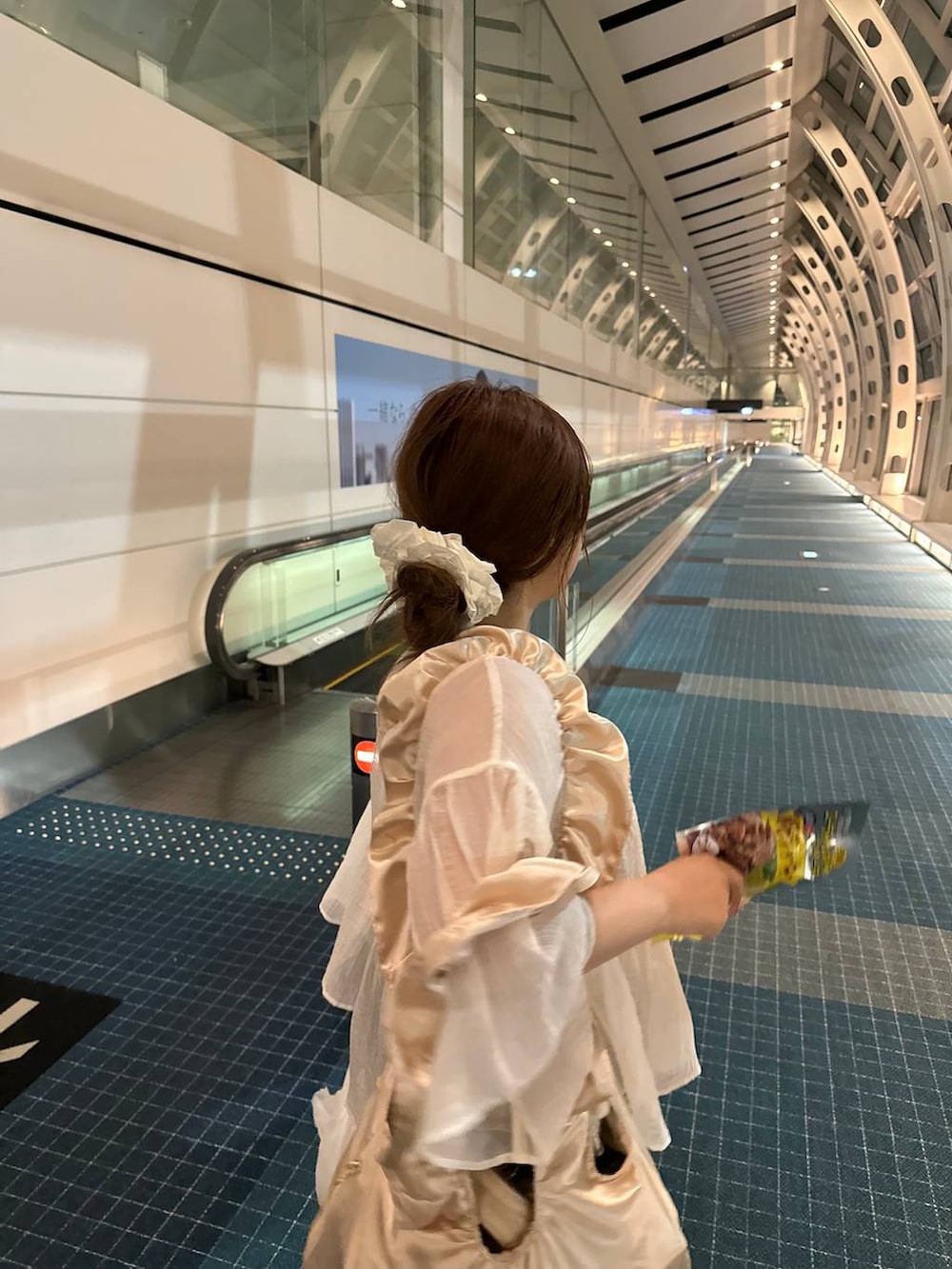 ホワイト系のショルダーバッグ、ホワイト系のシャツ/ブラウス、ブラウン系のスカートを着用したレディースの春コーディネートの3枚目の写真