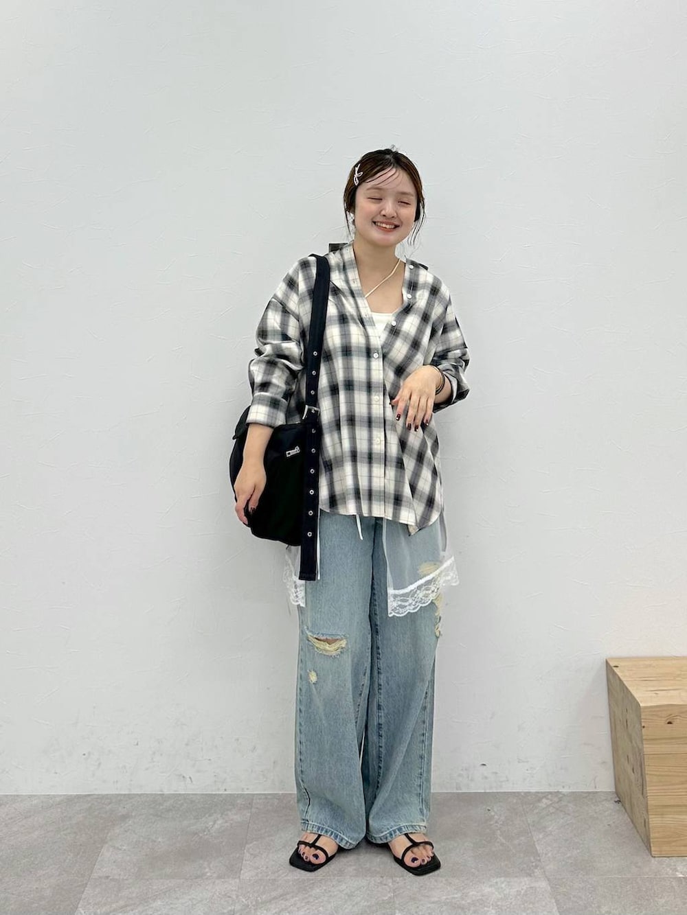 「ワントーン、女子ウケ、着痩せ・細見え、ローリーズスタイル_LOWRYS FARM、大人女子カジュアル_LOWRYS FARM、LOWRYS FARM」|「LOWRYS FARMのオンブレチェックシャツLS 116609(シャツ/ブラウス、ホワイト系)」を使った、tomoneさん(レディース・158cm)の夏コーディネートの6枚目の写真