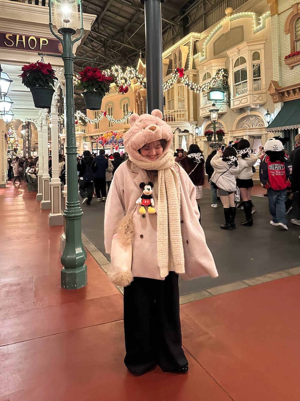 ブラック系のスラックス、ベージュ系のトートバッグ、ベージュ系のストール/ショールを着用したレディースの冬コーディネートの2枚目の写真