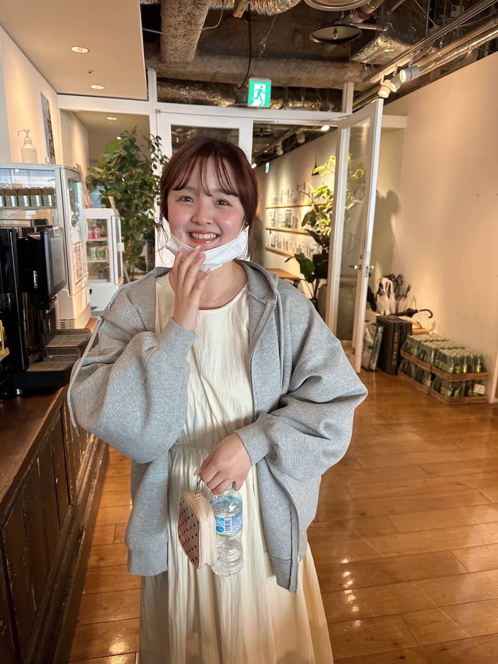 グレー系のパーカーを着用したレディースの春コーディネートの3枚目の写真