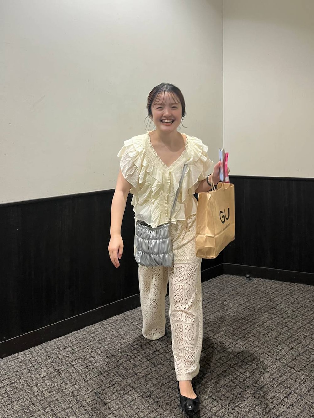 ホワイト系のシャツ/ブラウス、グレー系のショルダーバッグ、ブルー系のメガネを着用したレディースの夏コーディネートの3枚目の写真