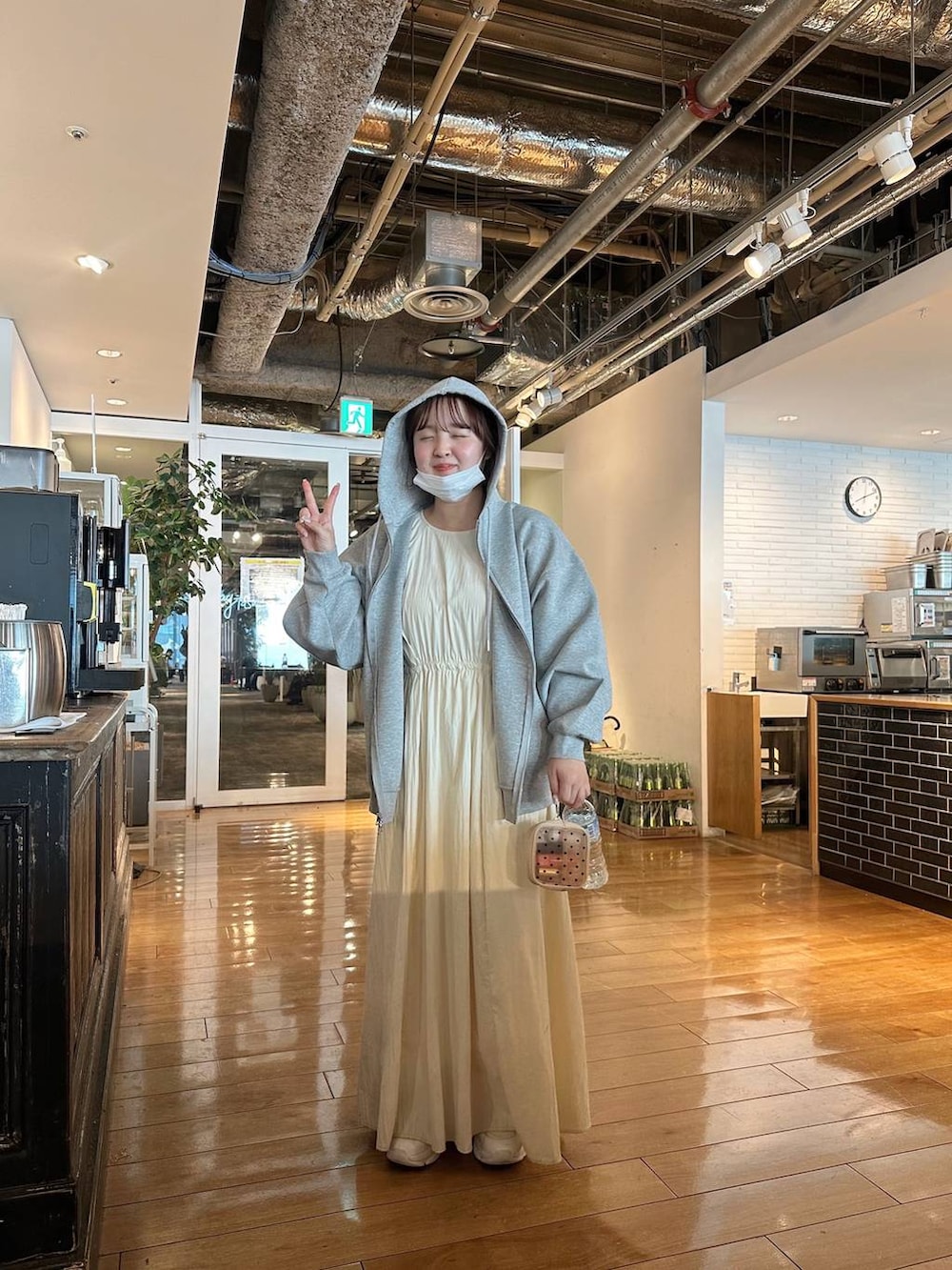 グレー系のパーカーを着用したレディースの春コーディネートの2枚目の写真