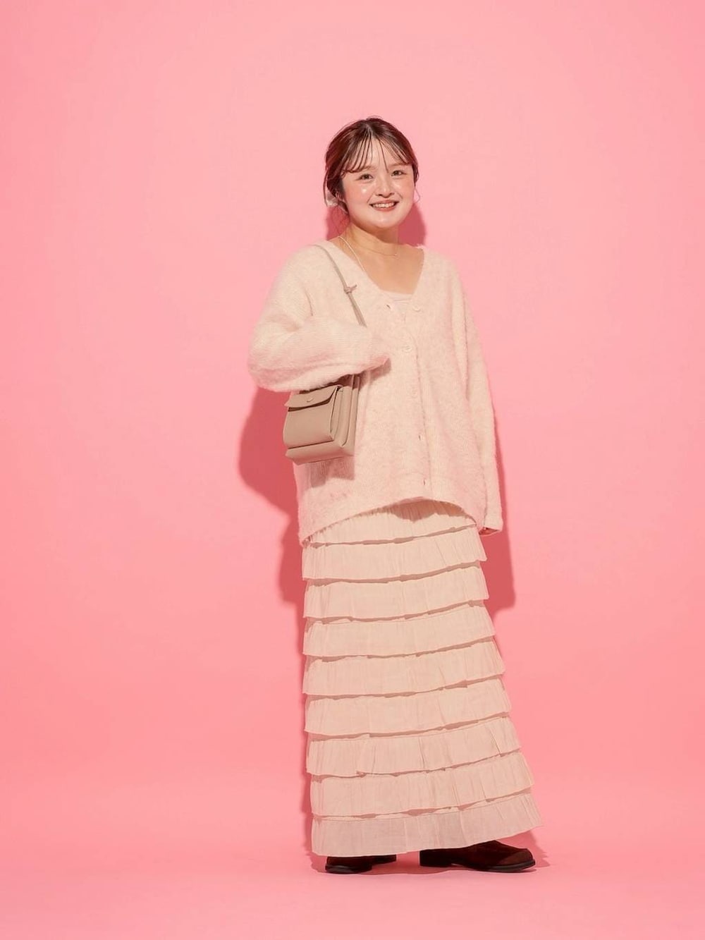 ホワイト系のスカートを着用したレディースの冬コーディネートの2枚目の写真