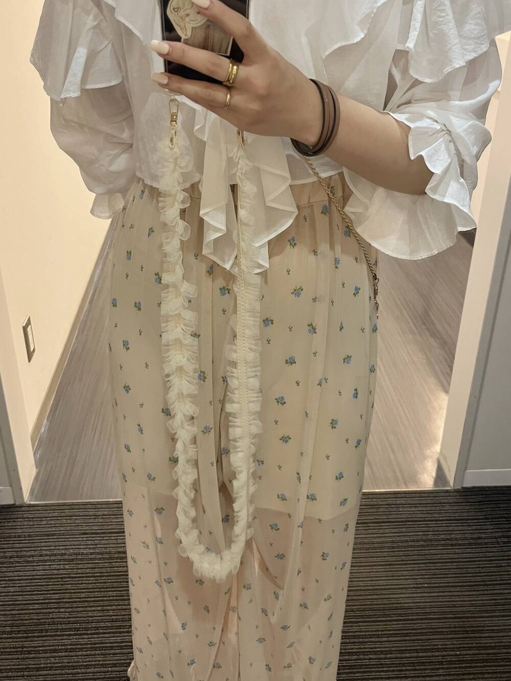 ホワイト系のシャツ/ブラウス、ベージュ系のその他パンツを着用したレディースの夏コーディネートの3枚目の写真