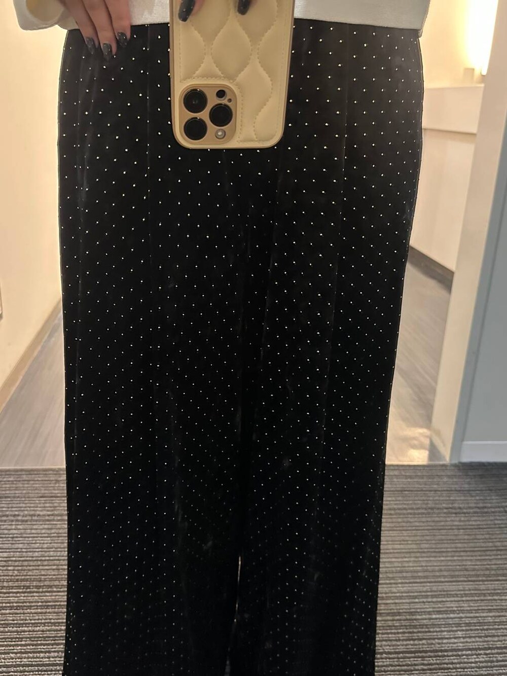 ブラック系のその他パンツを着用したレディースの冬コーディネートの3枚目の写真