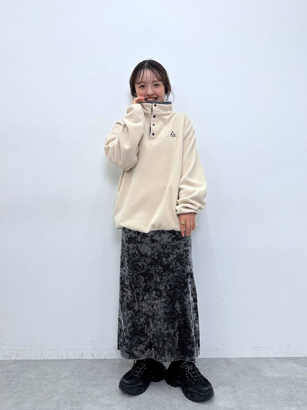 ホワイト系のTシャツ/カットソー、グレー系のワンピース、ブラック系のスニーカーを着用したレディースの秋コーディネートの2枚目の写真