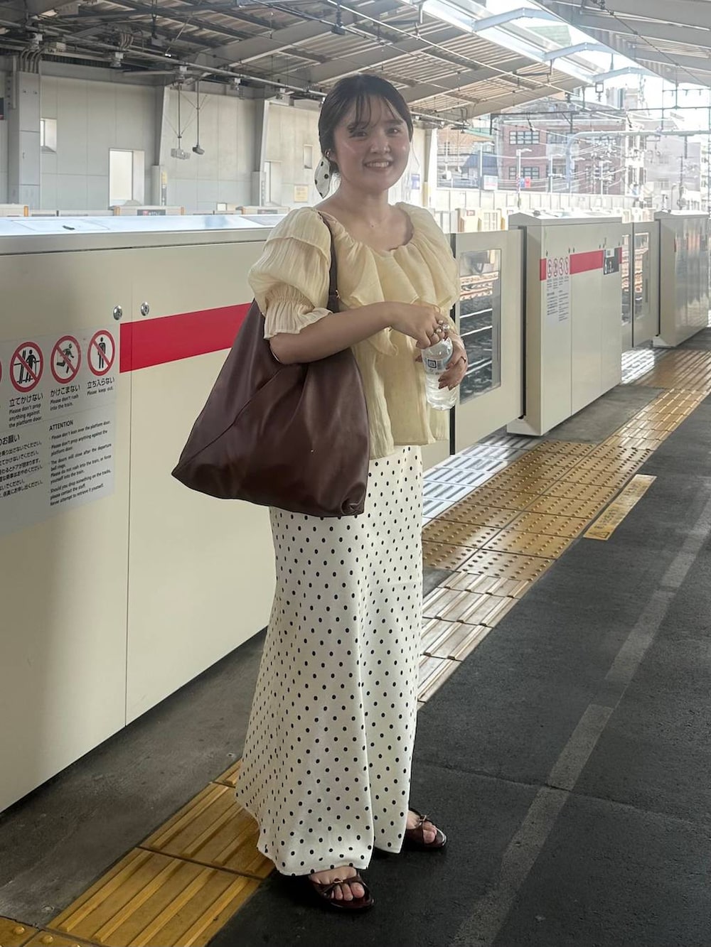 ホワイト系のスカート、ホワイト系のバレッタ/ヘアクリップを着用したレディースの夏コーディネートの2枚目の写真