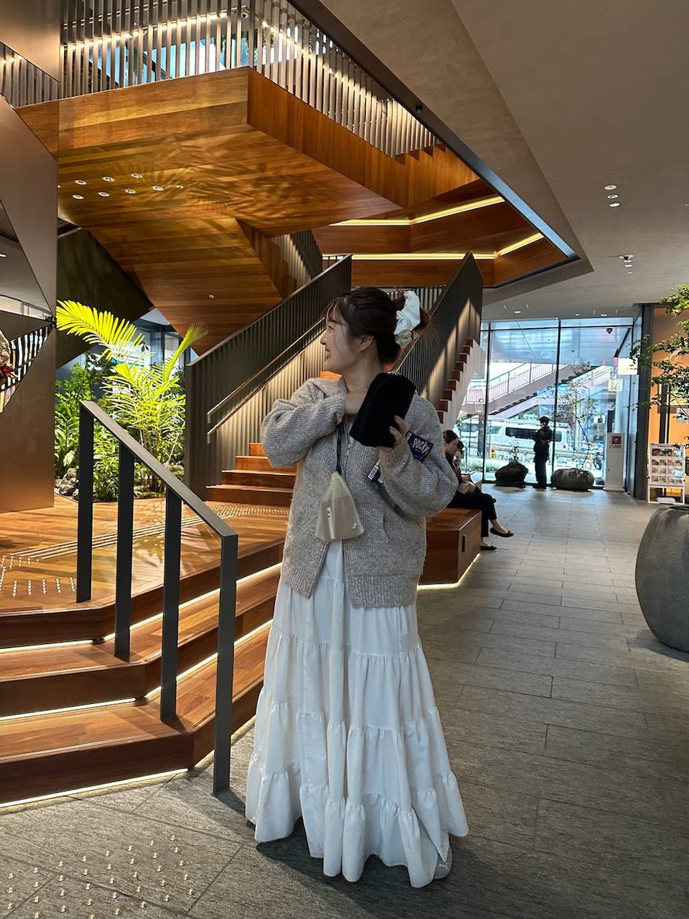 ベージュ系のニット/セーターを着用したレディースの秋コーディネートの2枚目の写真