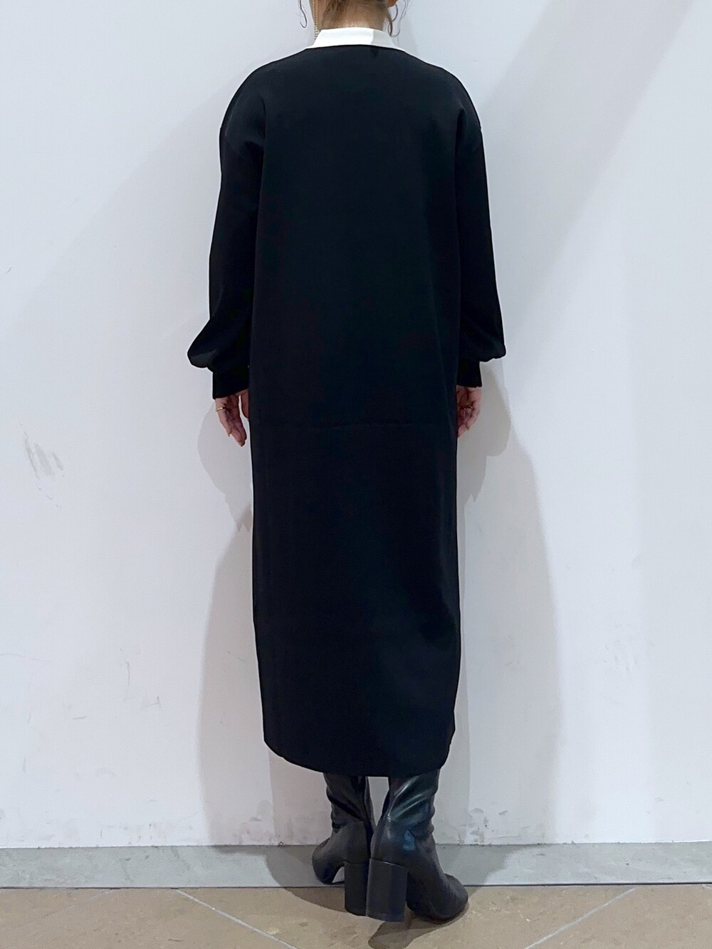 ブラック系のワンピースを着用したレディースの秋コーディネートの3枚目の写真