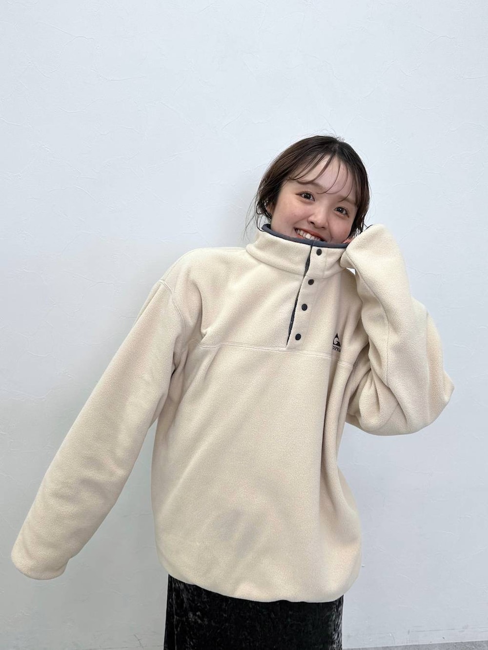 ホワイト系のTシャツ/カットソー、グレー系のワンピース、ブラック系のスニーカーを着用したレディースの秋コーディネートの3枚目の写真