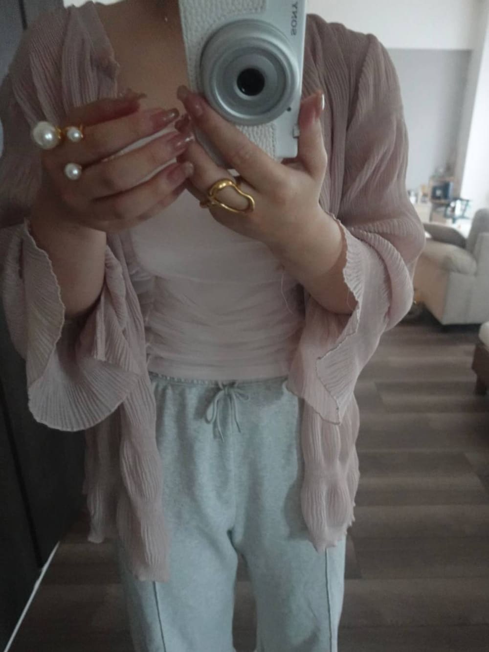 グレー系のスウェットパンツを着用したレディースの春コーディネートの3枚目の写真