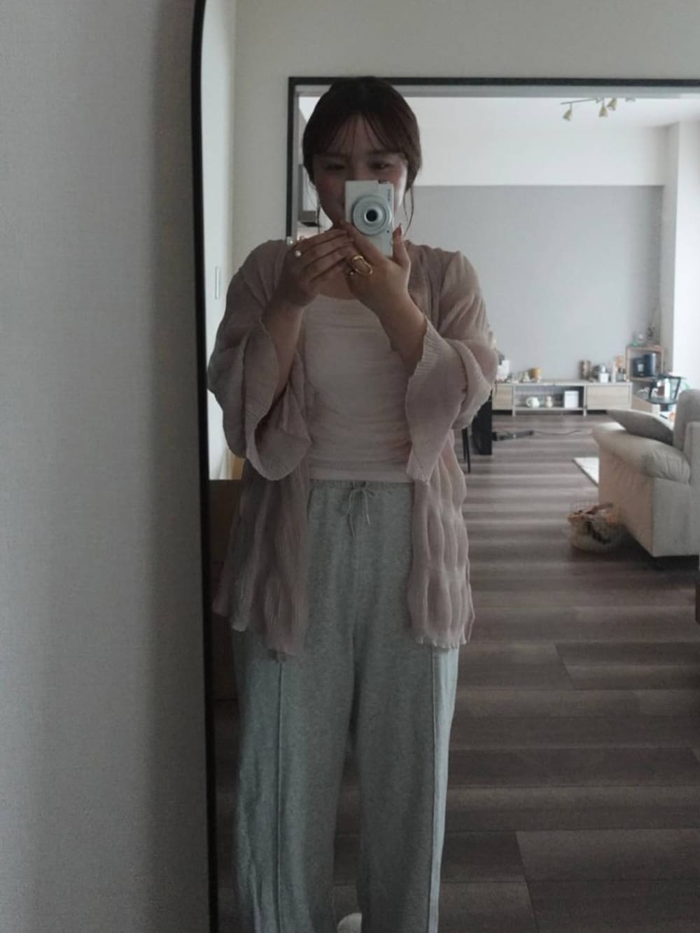 グレー系のスウェットパンツを着用したレディースの春コーディネートの2枚目の写真