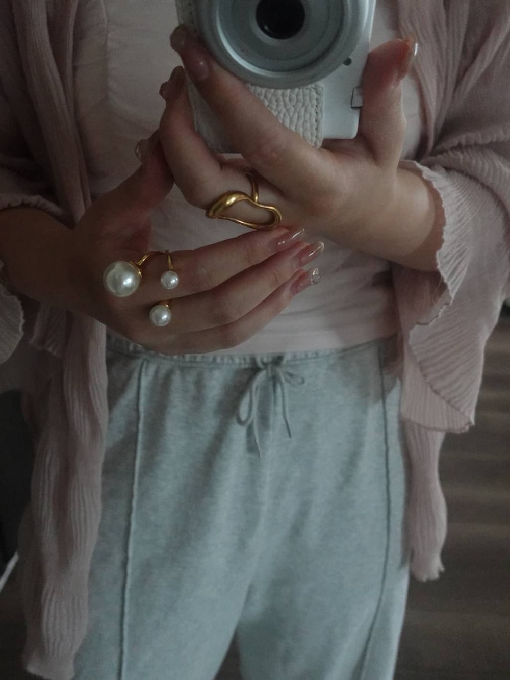 グレー系のスウェットパンツを着用したレディースの春コーディネートの4枚目の写真