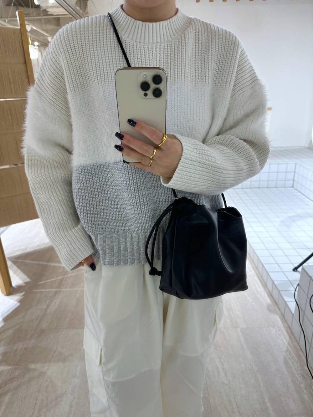 ホワイト系のその他パンツ、ブラック系のショルダーバッグ、ホワイト系のニット/セーターを着用したレディースの冬コーディネートの2枚目の写真