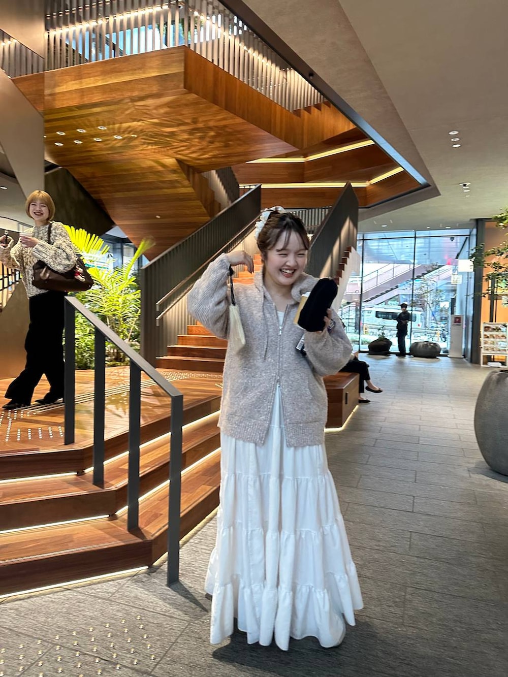 ベージュ系のニット/セーターを着用したレディースの秋コーディネートの3枚目の写真