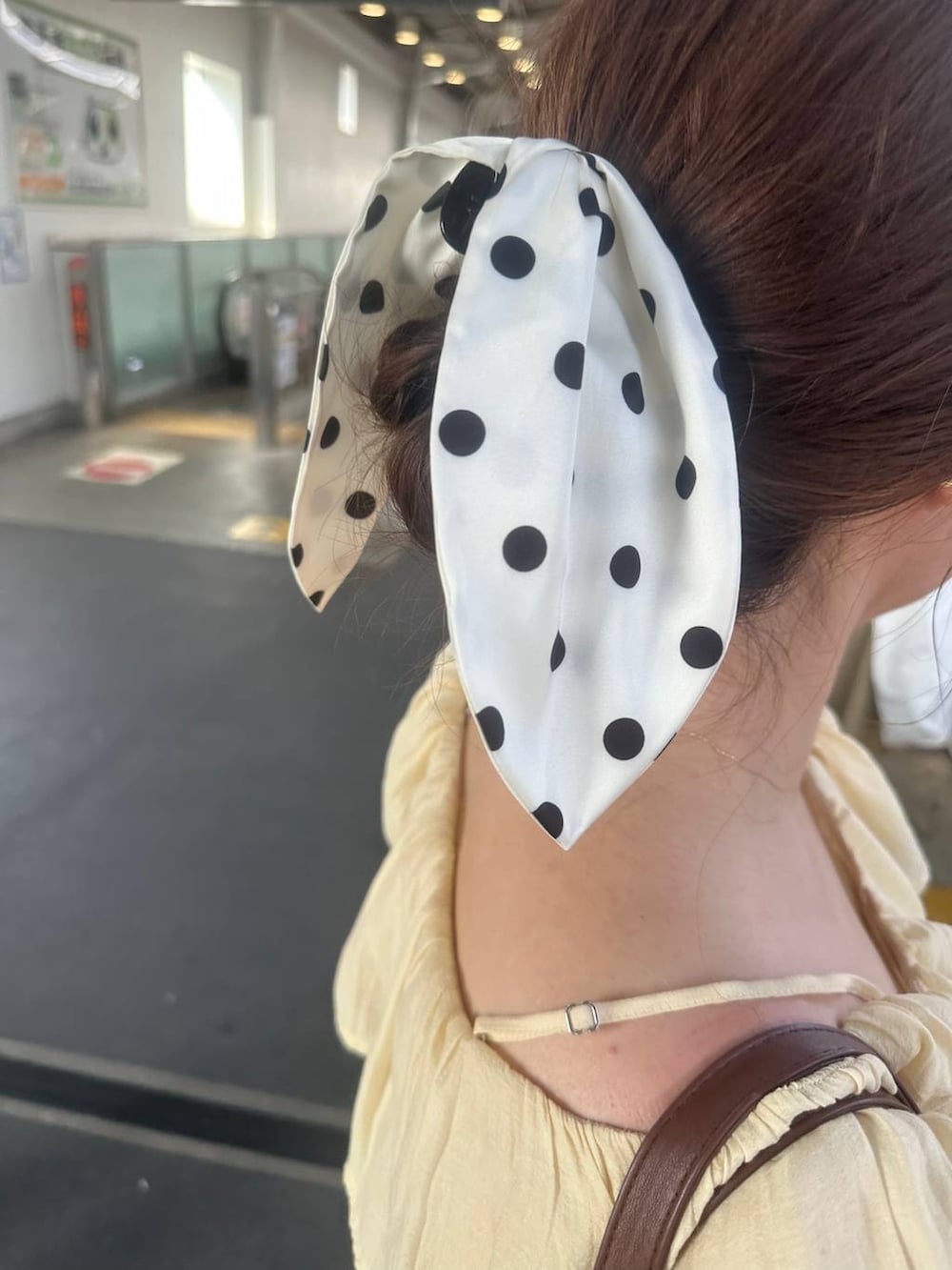 ホワイト系のスカート、ホワイト系のバレッタ/ヘアクリップを着用したレディースの夏コーディネートの3枚目の写真