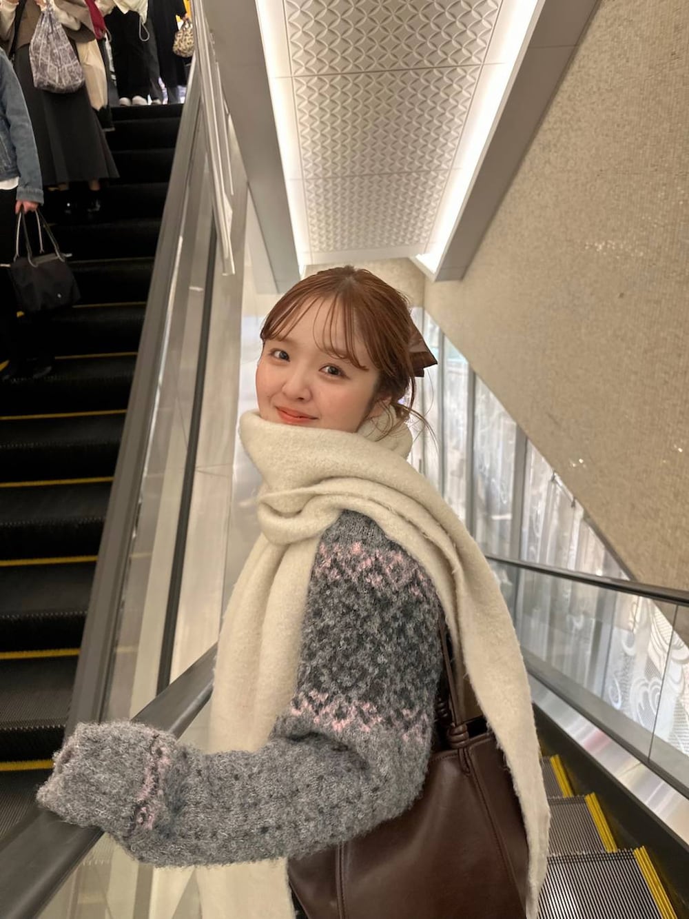 グレー系のニット/セーターを着用したレディースの秋コーディネートの3枚目の写真