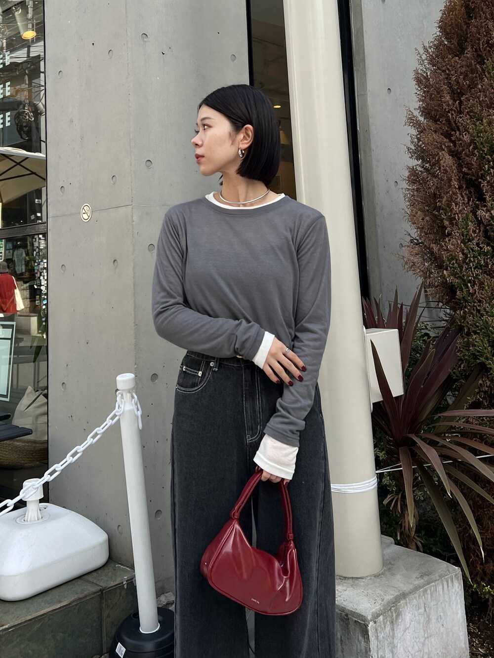 グレー系のTシャツ/カットソー、ブラック系のその他パンツを着用したレディースの冬コーディネートの4枚目の写真