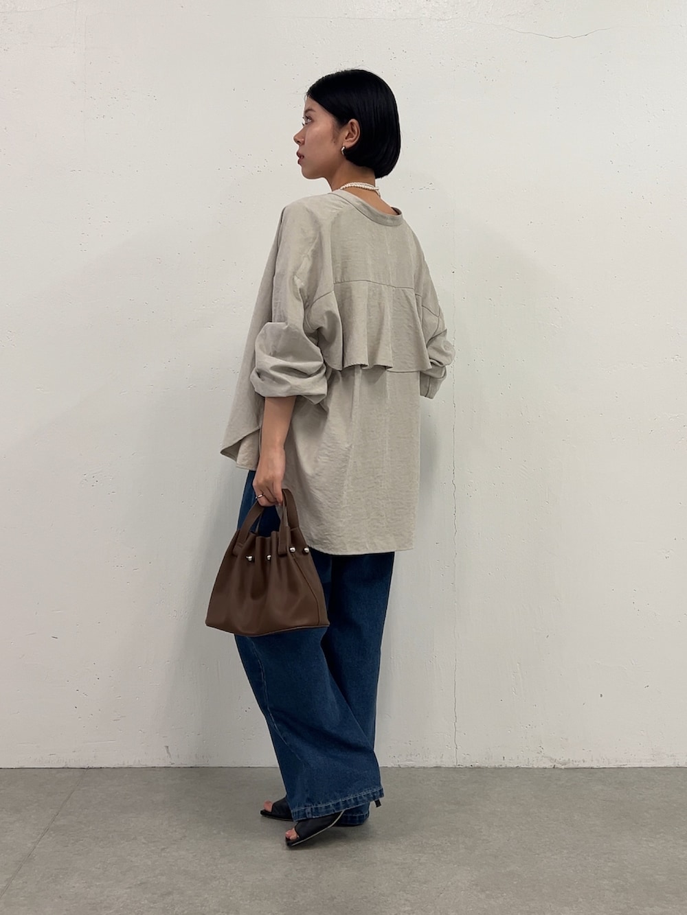 「Jena espace merveilleuxのピーチスキンラッフルシャツ（シャツ/ブラウス、グレー系）」を使った、ぴらこさん（骨格ナチュラル・レディース・153cm）の夏コーディネートの3枚目の写真
