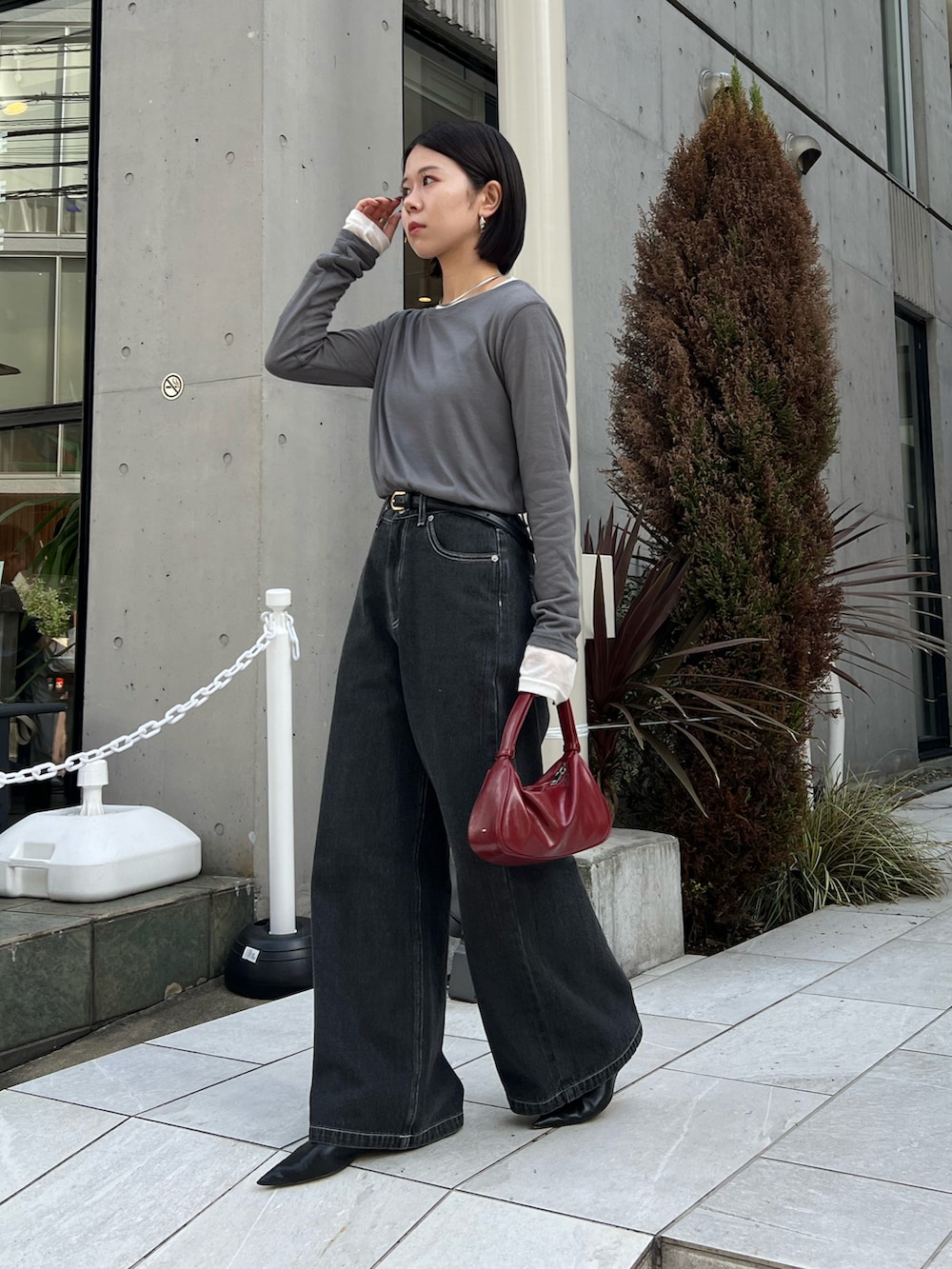 グレー系のTシャツ/カットソー、ブラック系のその他パンツを着用したレディースの冬コーディネートの2枚目の写真