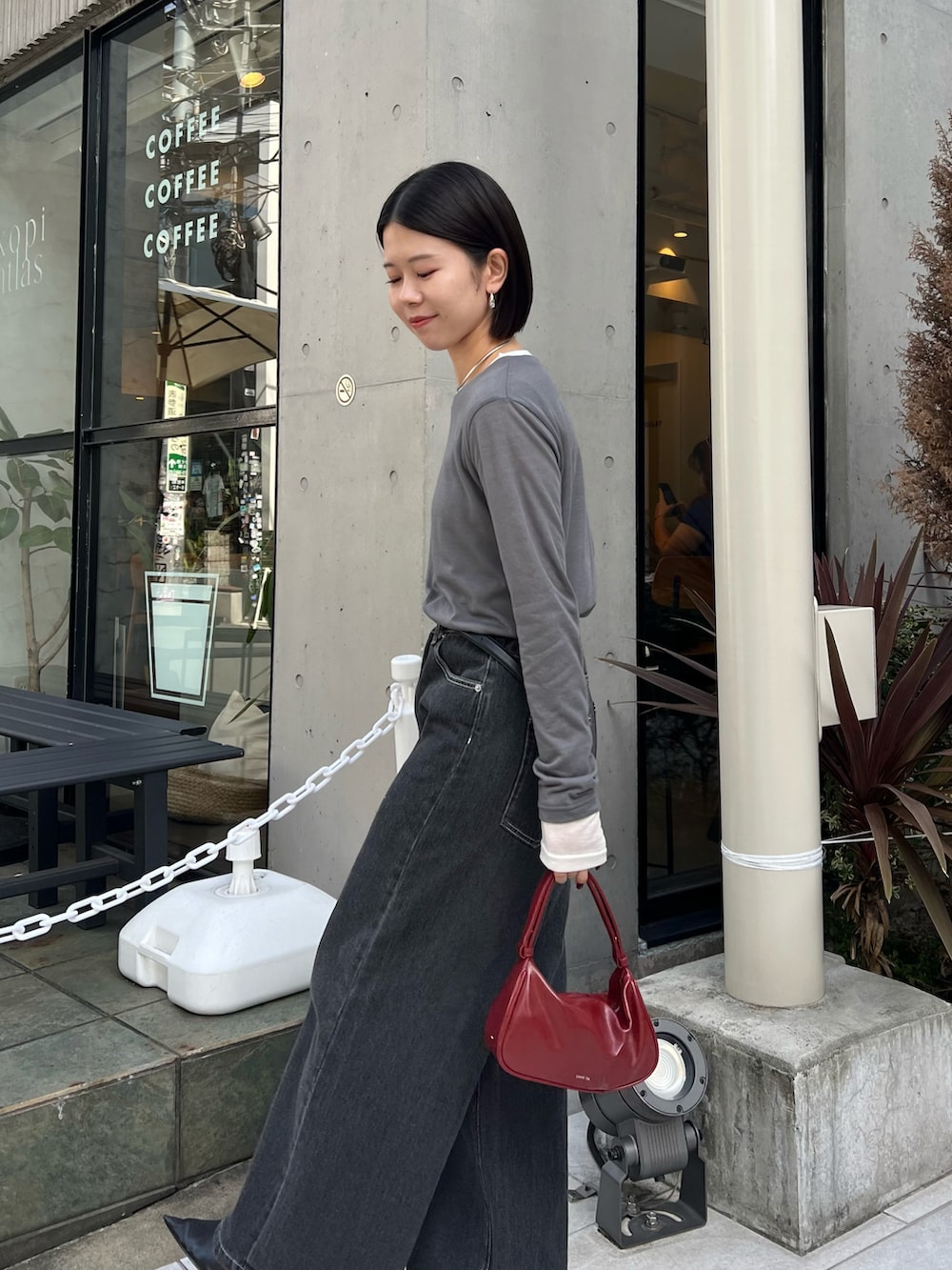 グレー系のTシャツ/カットソー、ブラック系のその他パンツを着用したレディースの冬コーディネートの3枚目の写真