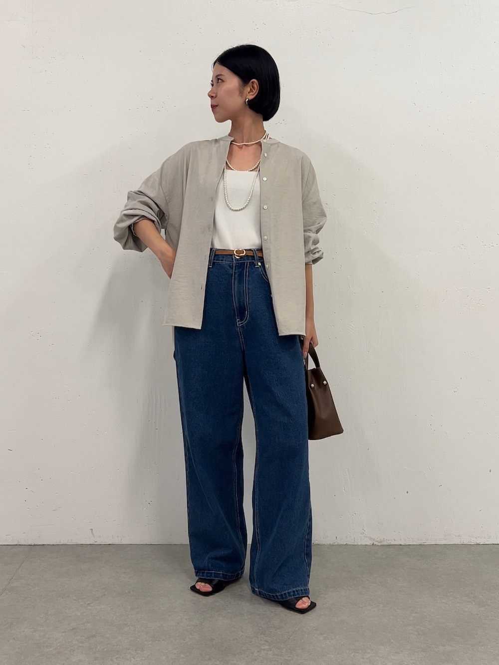 「Jena espace merveilleuxのピーチスキンラッフルシャツ（シャツ/ブラウス、グレー系）」を使った、ぴらこさん（骨格ナチュラル・レディース・153cm）の夏コーディネートの2枚目の写真